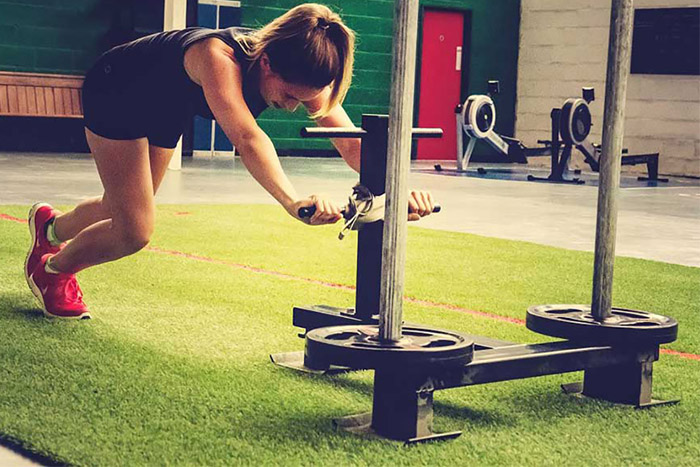 Woman Exercise on Fake Grass in Gym (foto)