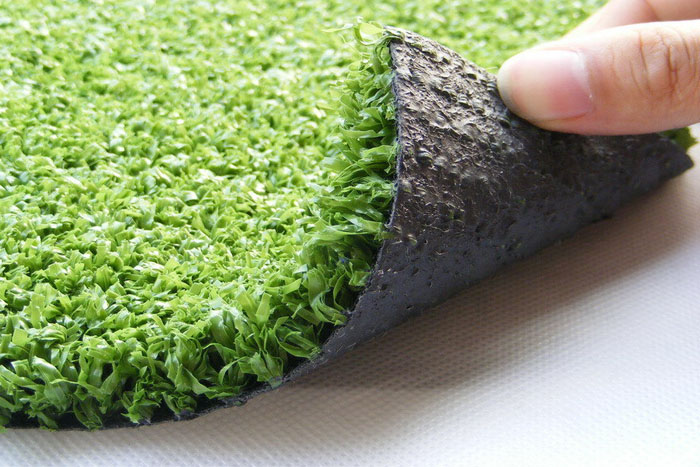 Holding Fake Grass in Hand (foto)