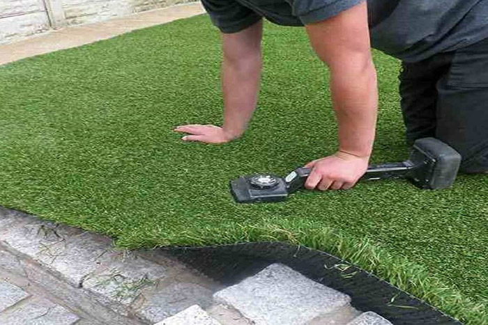 Man Installing Fake Grass (foto)