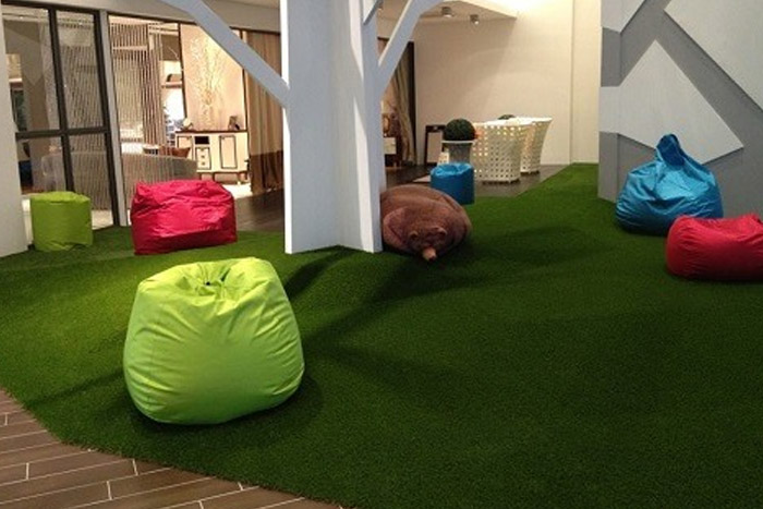 fake grass carpet in playing room (photo)