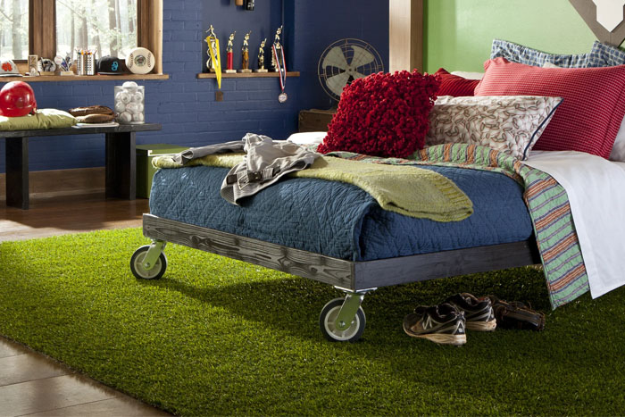fake grass carpet in the bedroom (photo)