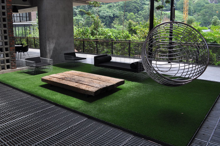 fake grass rug in outdoor living room (photo)