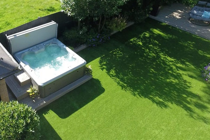 How to Choose the Best Artificial Grass for a Hot Tub Areas (photo)